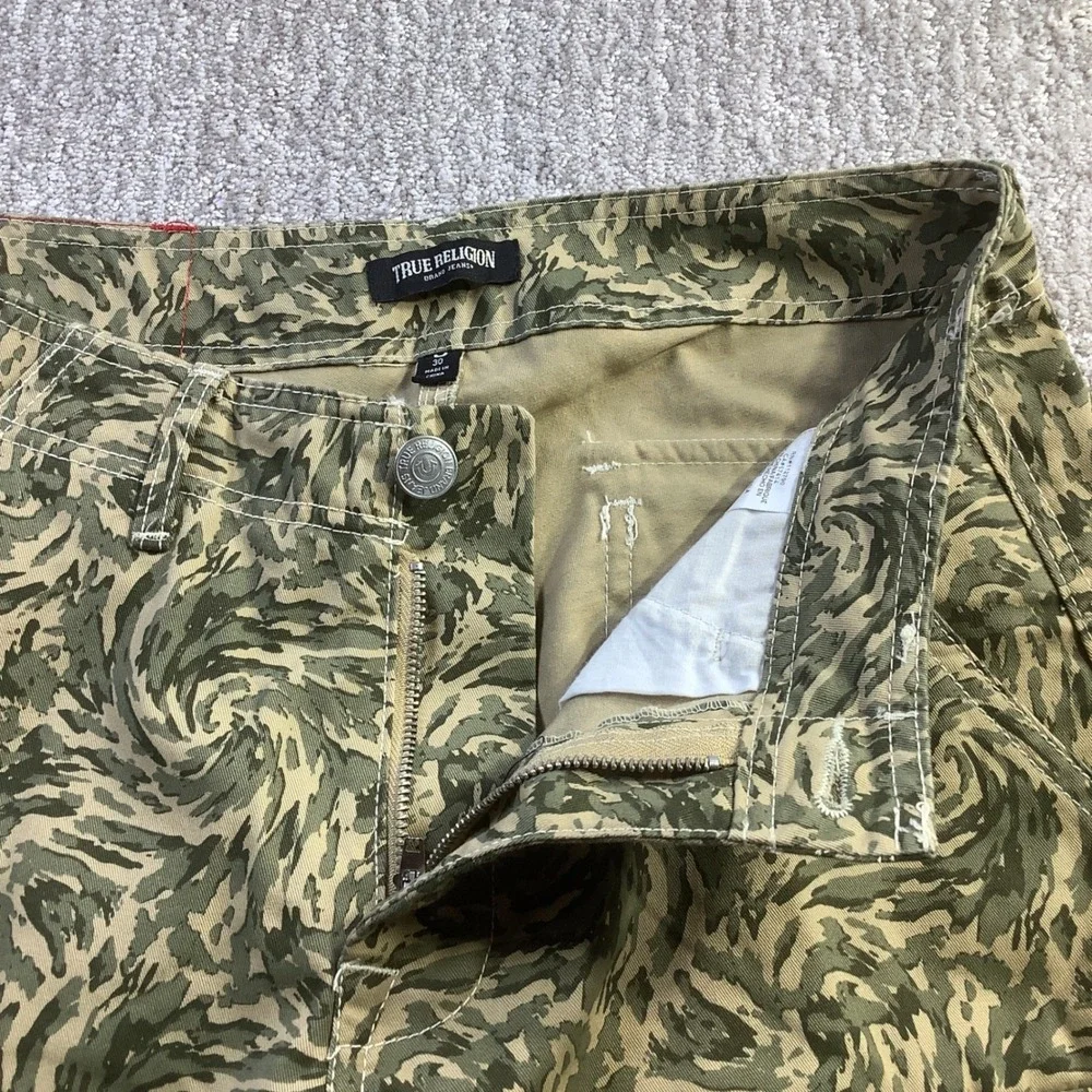 True Religion Abstract Camo SN Cargo Pants Green Straight Leg Size 30 x 32 NWT